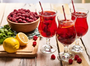 Ahşap üzerinde çilek kokteyl ile buz gibi içecek bardakları vardır .