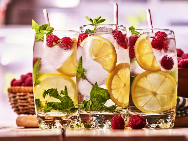 Sur des planches en bois est des verres avec mohito framboise et citron vert . — Photo