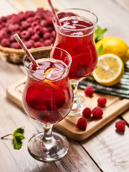 На деревянных ледяных стаканах холодные напитки с ягодами коктейль  . — стоковое фото