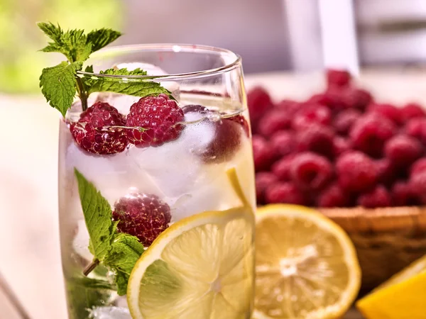 Em tábuas de madeira é vidro com mohito e cal . — Fotografia de Stock