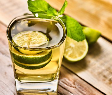 Yeşil şeffaf kireç içki ve nane ile cam.