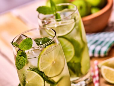 Ahşap Komiteler gözlük mohito ve Kepçe buz ile.