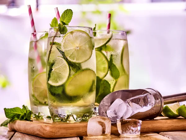 On wooden boards glasses with mohito and scoop ice. — Stock Photo, Image