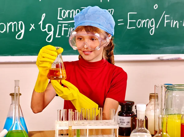 Criança em aula de química . — Fotografia de Stock