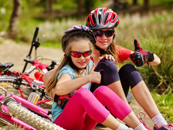 자전거 자전거 근처에 앉아 행복한 가족을 자전거. — 스톡 사진