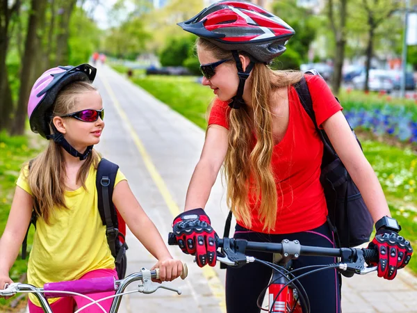 Niñas niños ciclismo en carril bici amarillo . — Foto de Stock