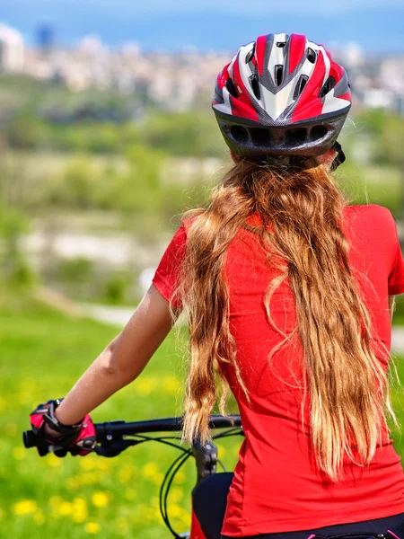 Ποδήλατα, ποδηλασία κοπέλα φορώντας κράνος. — Φωτογραφία Αρχείου