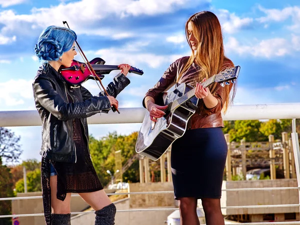 Música street performers con chica violinista . —  Fotos de Stock