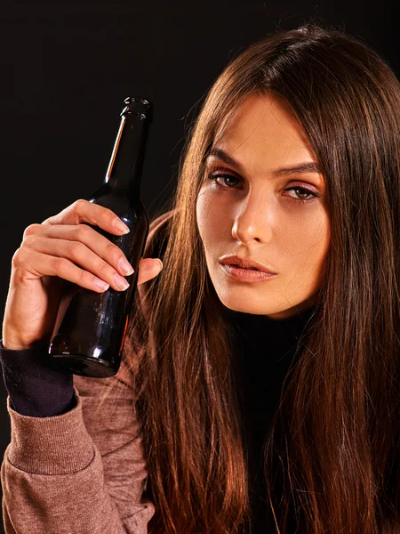 Opilá dívka drží láhev alkoholu . — Stock fotografie