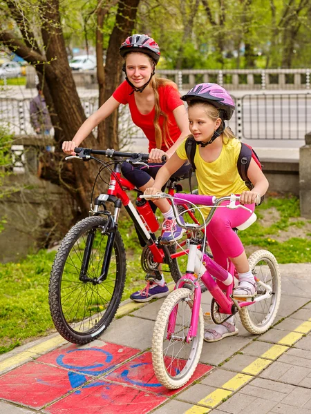Cyklar flickor med ryggsäck cykling på cykeln körfält. — Stockfoto