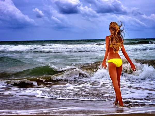 Summer girl sea in yellow swimsuit — Stock Photo, Image