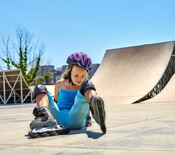 Menina montando em patins no skatepark . — Fotografia de Stock