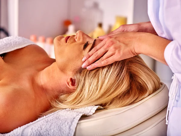 Frau mittleren Alters nehmen Gesichtsmassage im Wellness-Salon. — Stockfoto