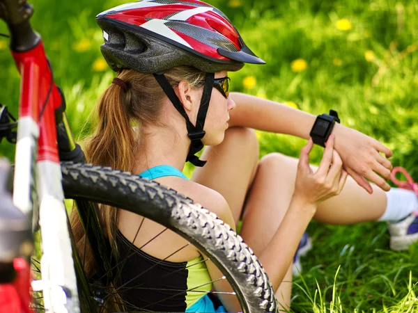 Bicyclist girl look on smart watch. — Stock Photo, Image