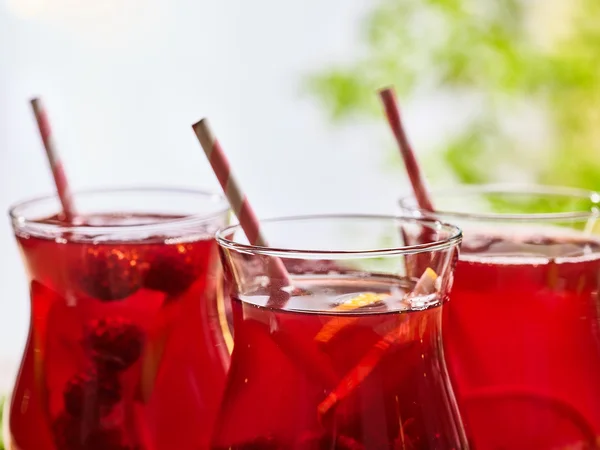 Auf Holz ist eiskaltes Getränkeglas mit Beeren-Cocktail . — Stockfoto