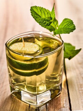 Yeşil şeffaf kireç içki ve nane ile cam.