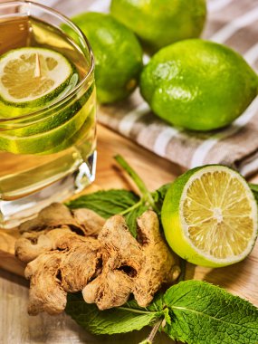 Cam yeşil sağlıklı limon içecek ve zencefil ile .
