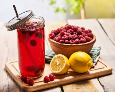 Ahududu ve limon kokteyli ile buz gibi içecek kavanoz cam .