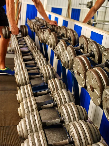 Haltères dans la salle de sport . — Photo