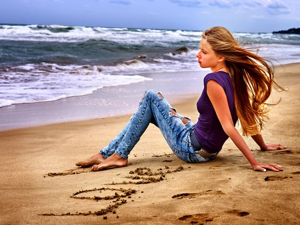 Gadis musim panas laut terlihat di atas air . — Stok Foto