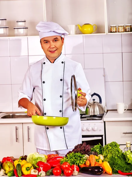 Homem profissional em chef chapéu cozinhar frango . — Fotografia de Stock