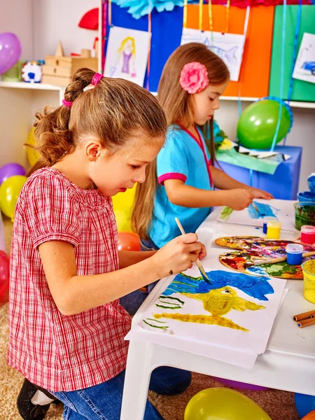 Группа маленькая девочка с кистью живописи в детском саду  . — стоковое фото