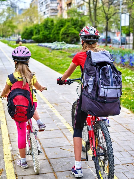 헬멧과 배낭 ciclyng 자전거를 착용 하는 여자. — 스톡 사진