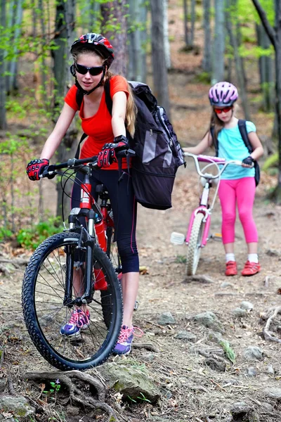 Meninas de bicicleta com mochila de ciclismo no parque de verão . — Fotografia de Stock