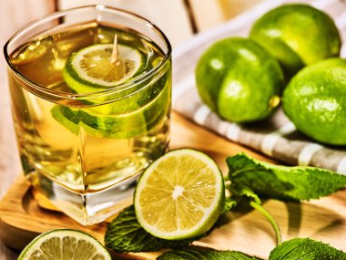 Yeşil şeffaf kireç içecek ve nane peçete ile Cam.