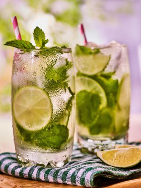 Ahşap kurullarında mohito ve peçete ile gözlük olduğunu.