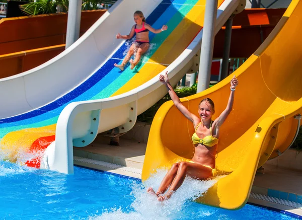 Kinderen mooi meisje op waterglijbaan in Aqua Park. — Stockfoto