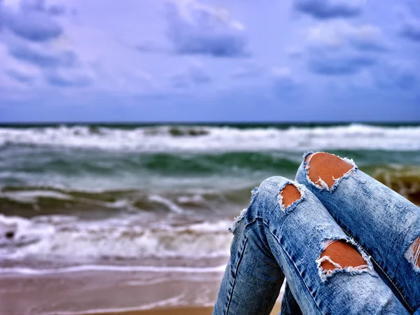 Καυτό σκυλάκι κορίτσι selfie πόδι κάθεται κοντά στον ωκεανό με κύματα. — Φωτογραφία Αρχείου