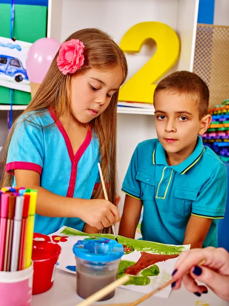 Niños niña y niño con pintura al pincel en la escuela primaria . — Foto de Stock