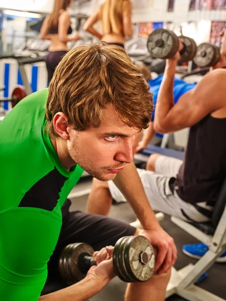 Gruppe von Männern bearbeitet seinen Körper im Fitnessstudio. — Stockfoto