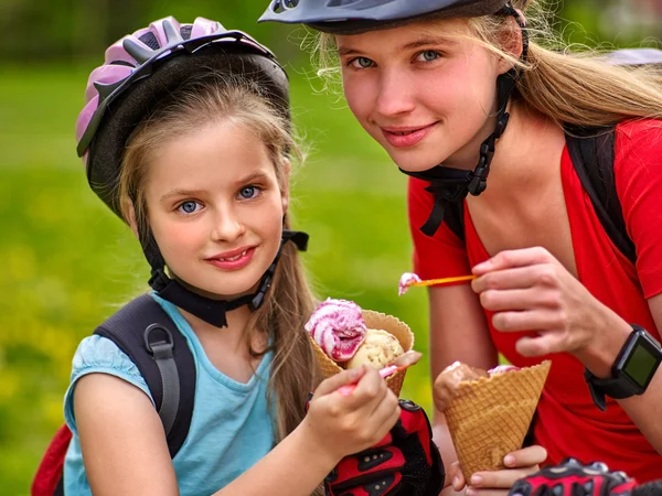 Flickor med cykel ryggsäck äta glass Cone sommarpark. — Stockfoto