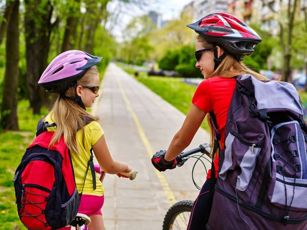 Dziewczyny noszą kask rowerowy i plecak ciclyng . — Zdjęcie stockowe