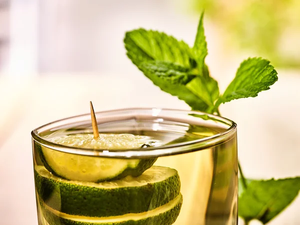 Glas mit grünem, transparentem Getränk und Limette. — Stockfoto
