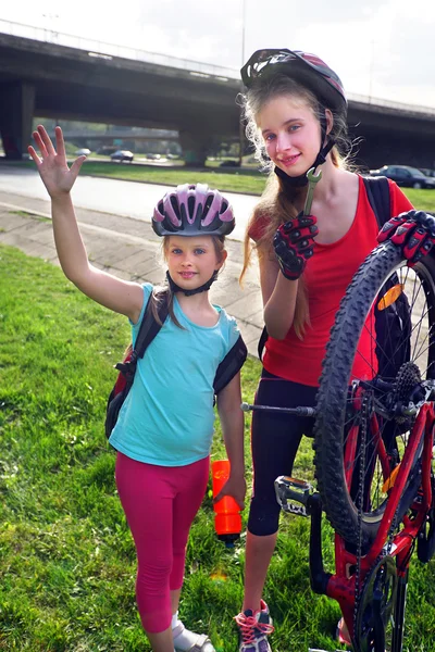 Dzieci dziewczyny, jazda na rowerze pompy do opon rowerów. — Zdjęcie stockowe