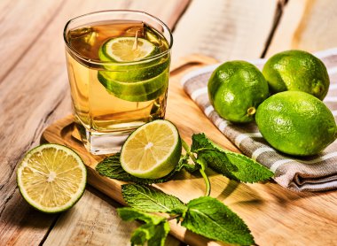 Yeşil limon içecek ve nane peçete ile Cam.