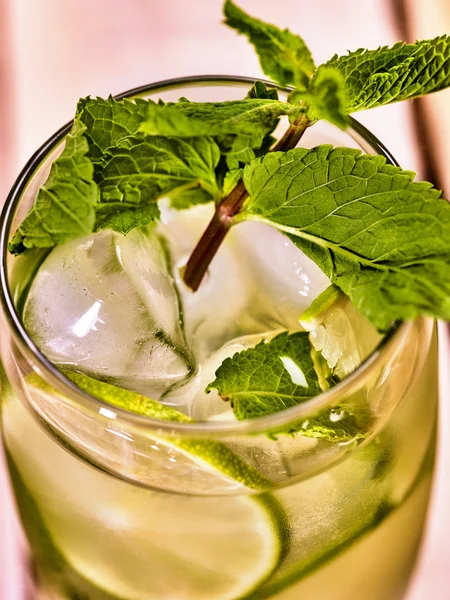 Auf Holzbrettern ist Glas mit Mohito und Kalk. — Stockfoto