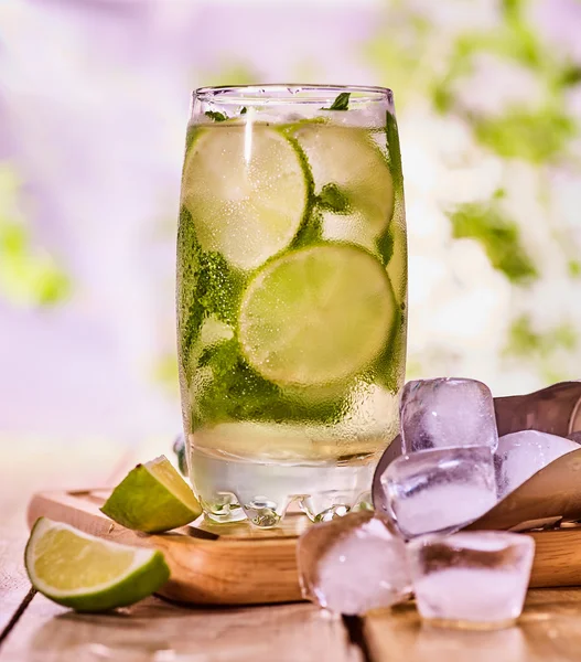 Auf Holzbrettern liegt Glas mit Mohito und Schaufeleis. — Stockfoto