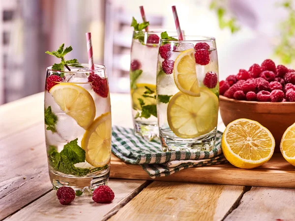 Em tábuas de madeira são óculos com mojito framboesa e limão . — Fotografia de Stock