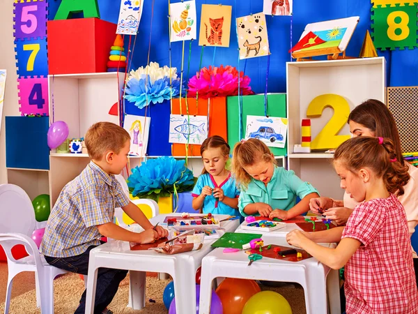 Groep kinderen schimmel uit plasticine in basisschool. — Stockfoto