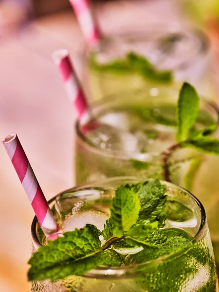 Parte superior de vasos con mohito de paja  . — Foto de Stock