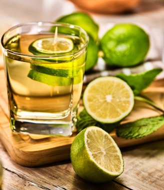 Yeşil limon içecek ve nane yaprağı ile Cam.