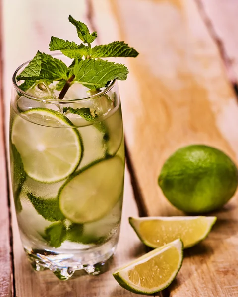 En las tablas de madera es de vidrio con mohito y cal . — Foto de Stock