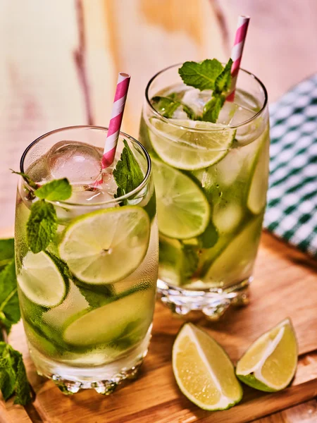 Auf Holzbrettern stehen Gläser mit Mohito und Serviette. — Stockfoto