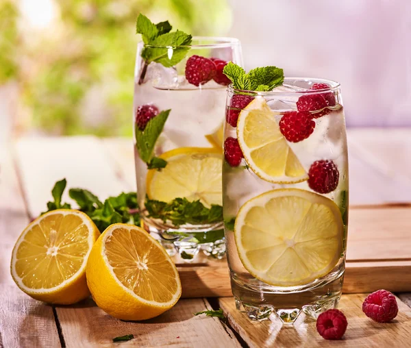 Em tábuas de madeira são óculos com mojito framboesa e limão . — Fotografia de Stock