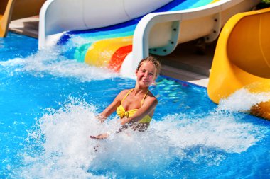Çocuk üzerinde su kaydırağı aquapark su sıçramalarına.