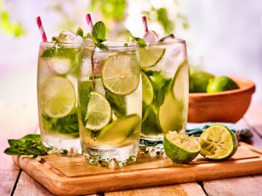 Ahşap kurullarında mohito ve kireç ile gözlük olduğunu.